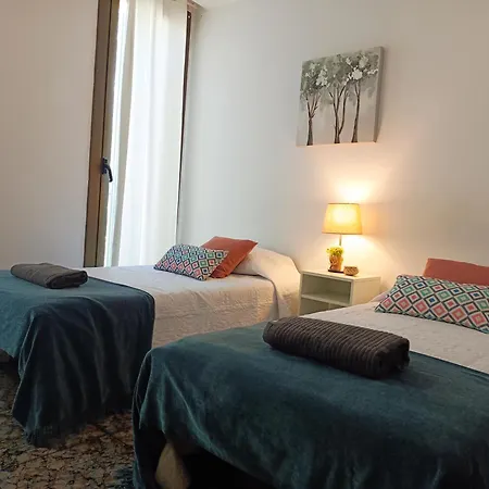 - Urquinaona Hostel Barcelona